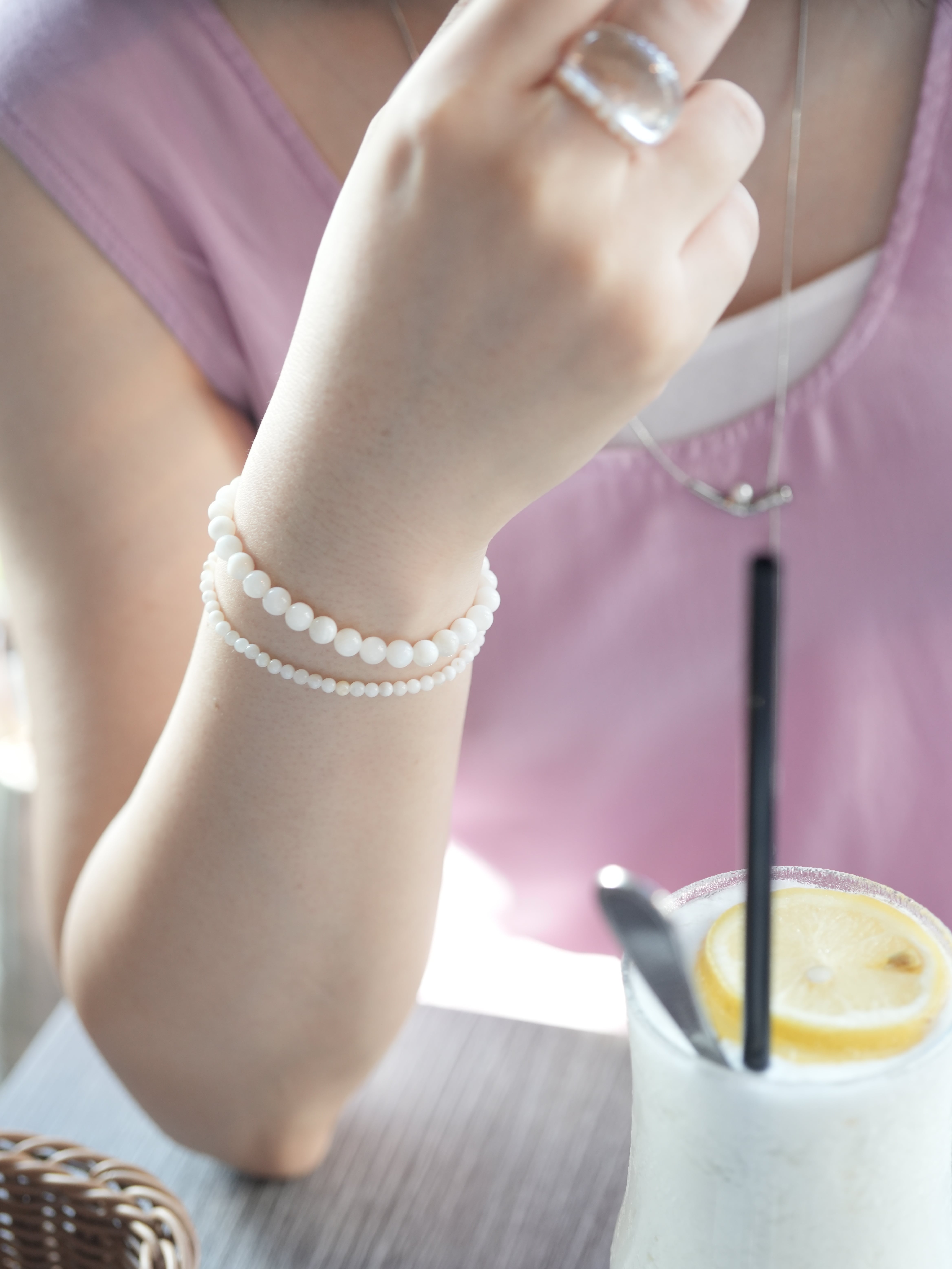 新作☆カフェモカハーフ銀線白毫天珠ブレスレット 手元のくすみ感に、白のレフ板。マザーオブパール ゴムブレスレット