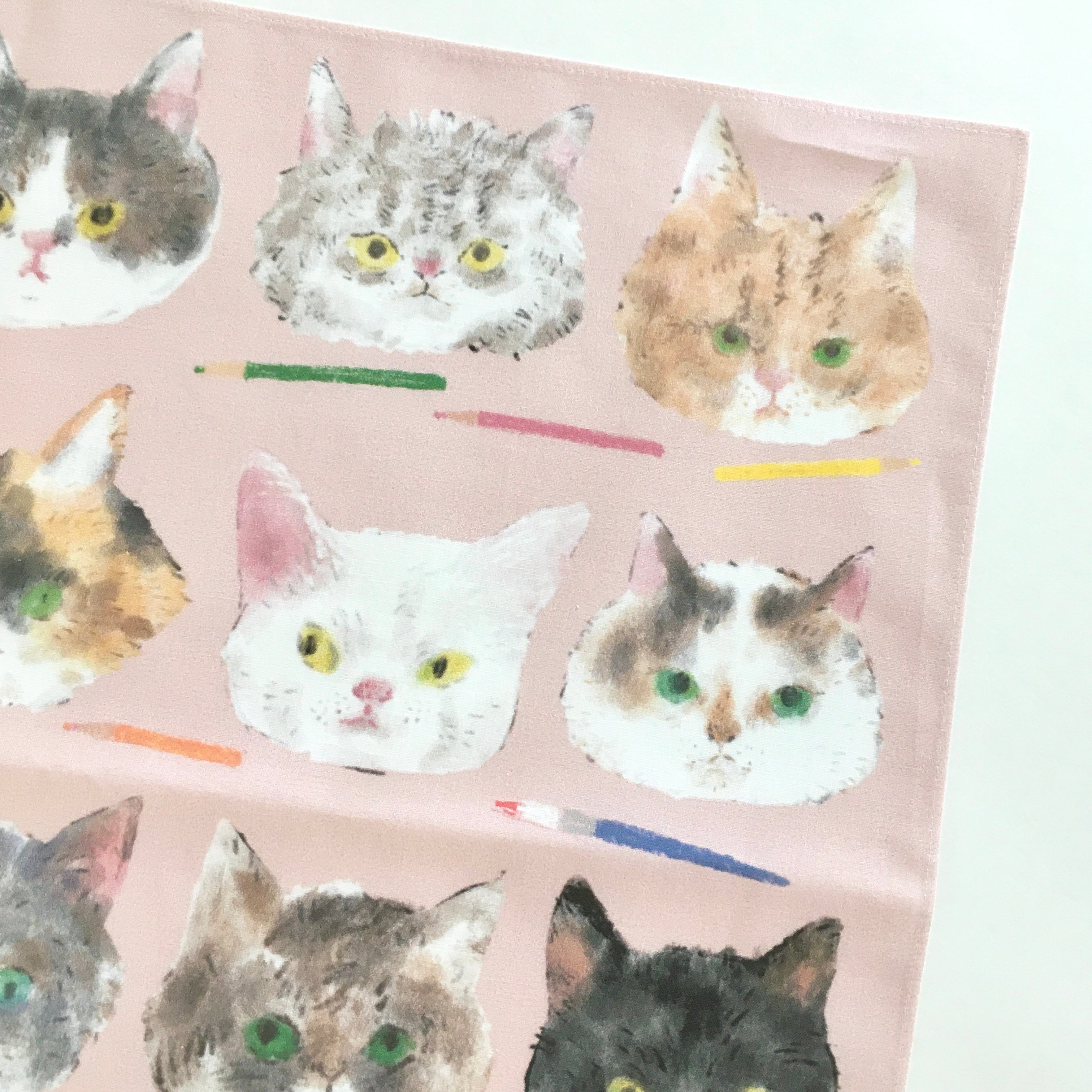 きょとん顔の猫たち 猫ヒゲの手刺繍入りハンカチ プチギフトや誕生日