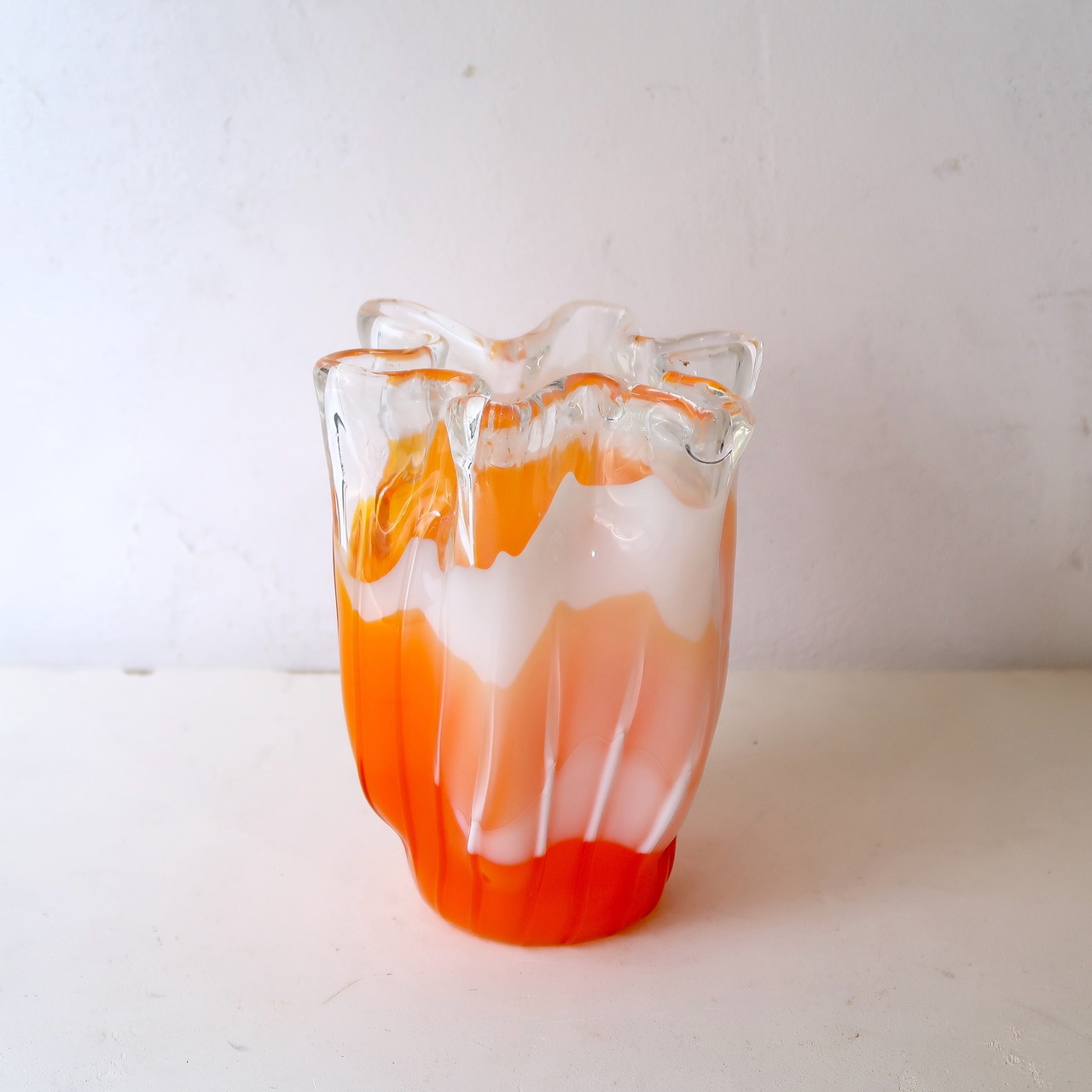 オレンジのひらひら花瓶