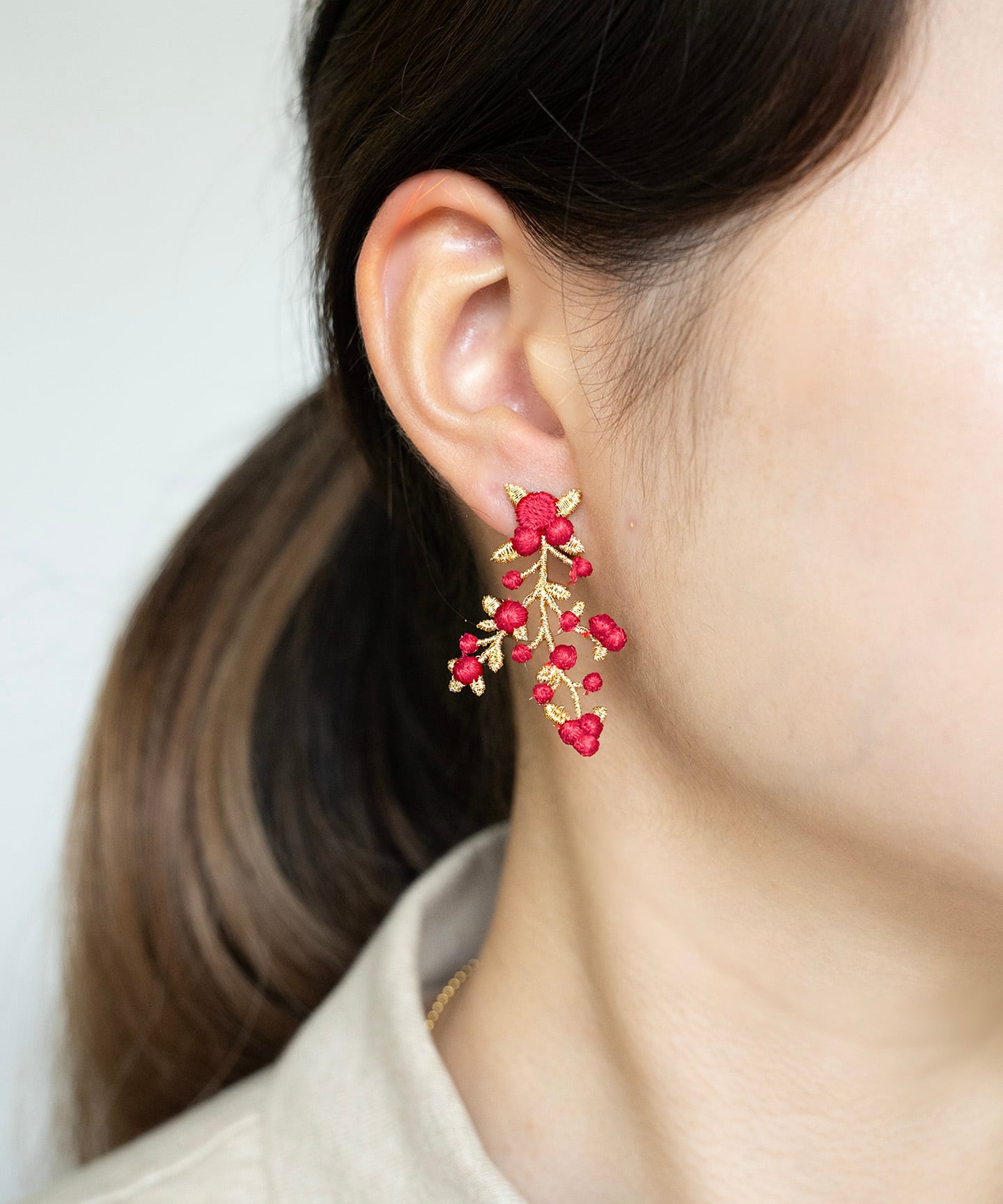 クリスマス仕様♡バクリフラワーの個性派ピアス／イヤリング christmas holly earrings [ 12月 - 誕生花シリーズ ] | embland