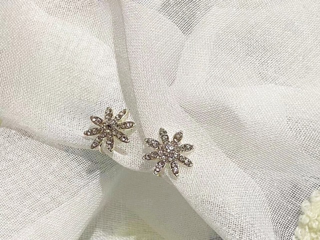 イヤリング　ノンホール　ブライダル　フラワーモチーフ　雪花　ラインストーン　ビジュー　