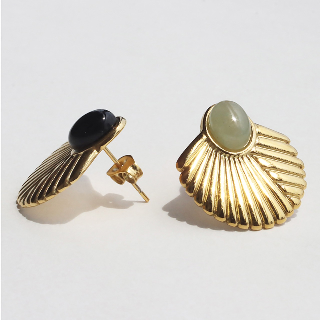 【ネコポス便】ピアス 天然石エスニックピアス 扇形 18K つけっぱなし 金アレ対応 レディース 天然石 瑪瑙 ターコイズ オニキス 大きめ 2306