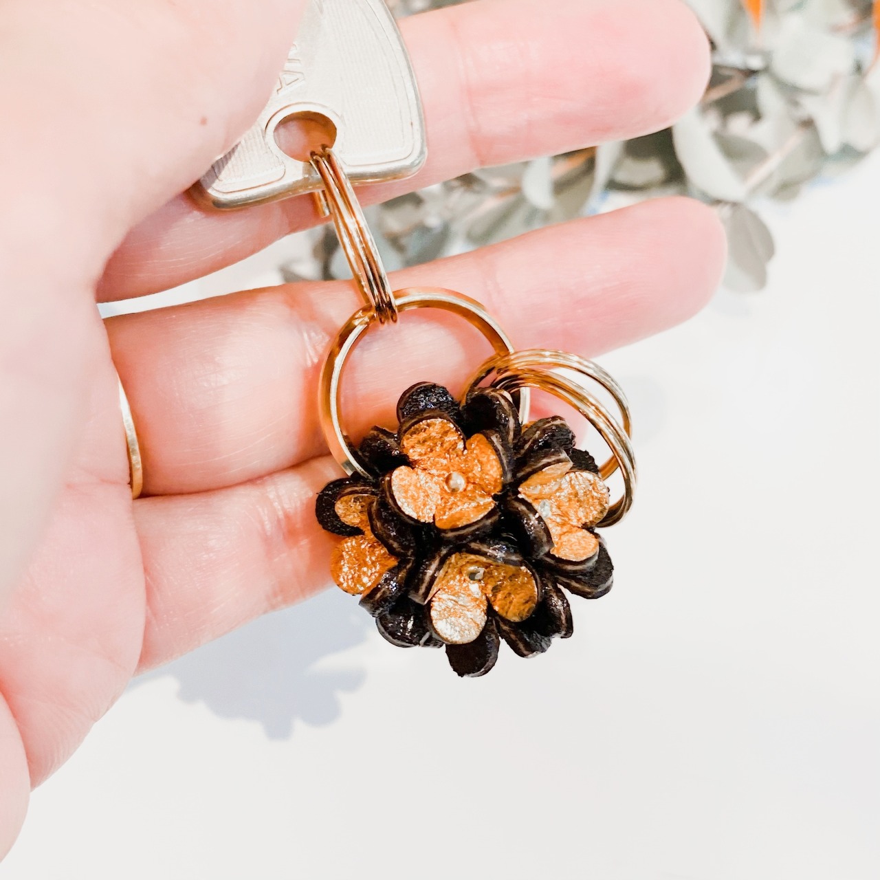 【完成品】カランコエ花のキーホルダー(ゴールドカラー) - 3