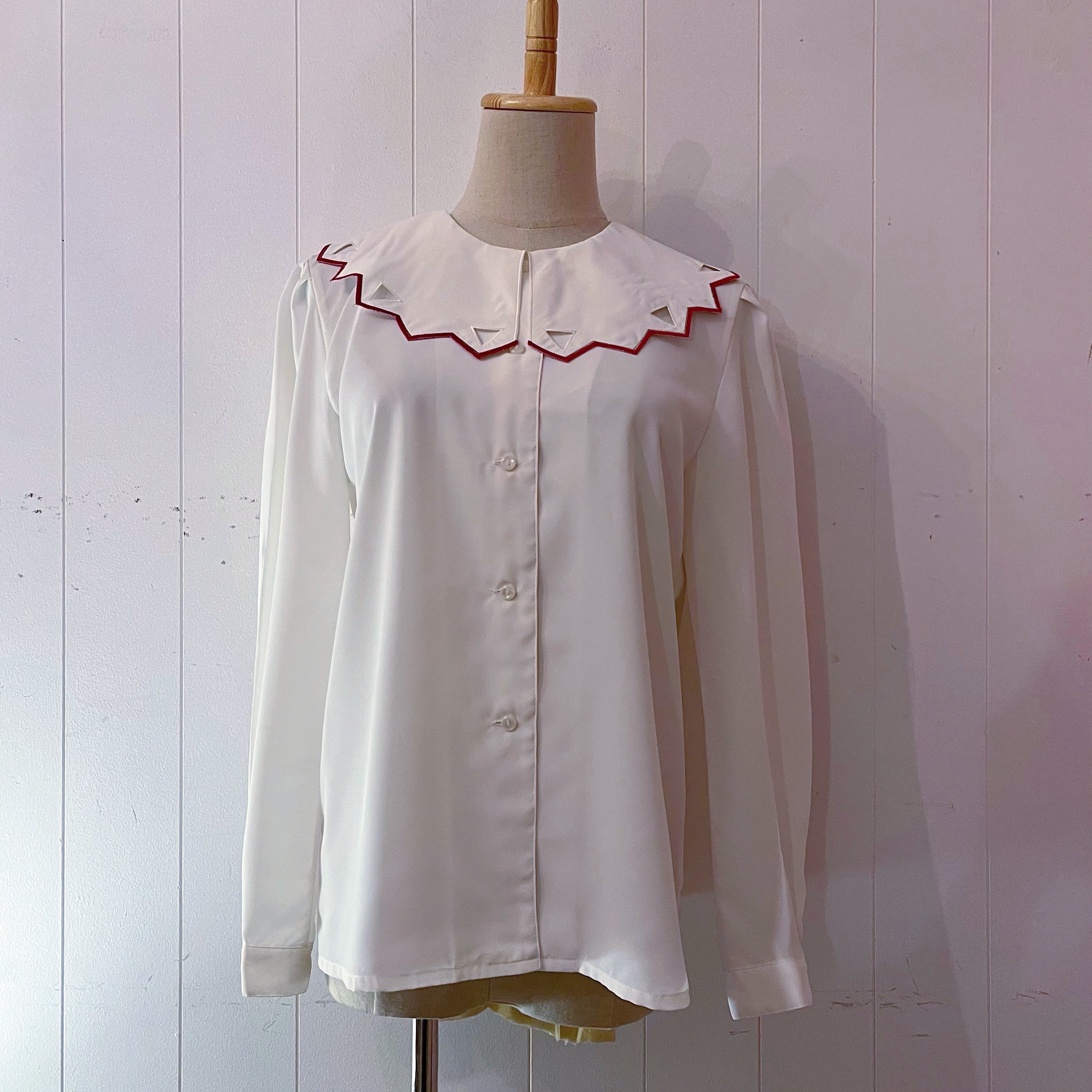 triangle cutting collar white blouse