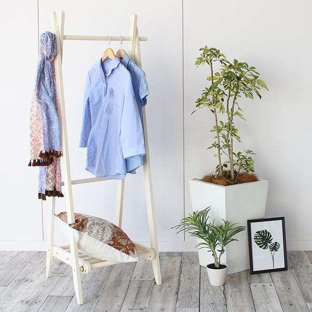 真っ白なA型折りたたみハンガーラック。ホワイトで統一してミニマリスト的なインテリアに!