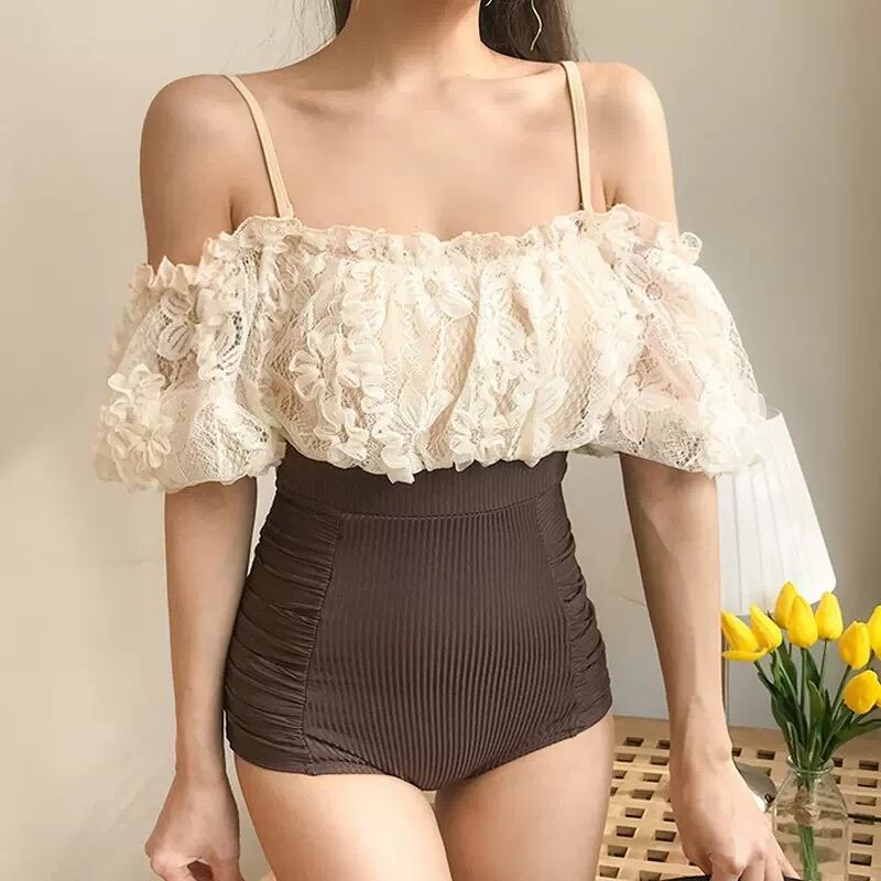 愛され度満点 レトロガーリー オフショルダー ワンピース 水着 ハイウエスト スタイルアップ 二の腕カバー レースアップ フリル レース 女っぽ フェミニン ボリューム袖 花柄 刺繍 Lamitte Deco トレンド 韓国ファッション ショップ Base店