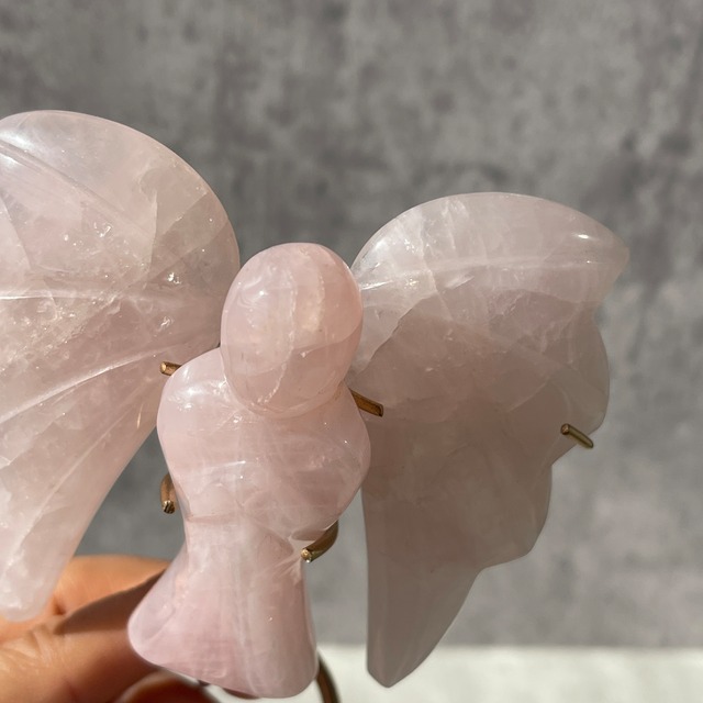 ブラジル・バイーア州産 ローズクォーツ エンジェル 彫刻｜天使｜スタンド付き