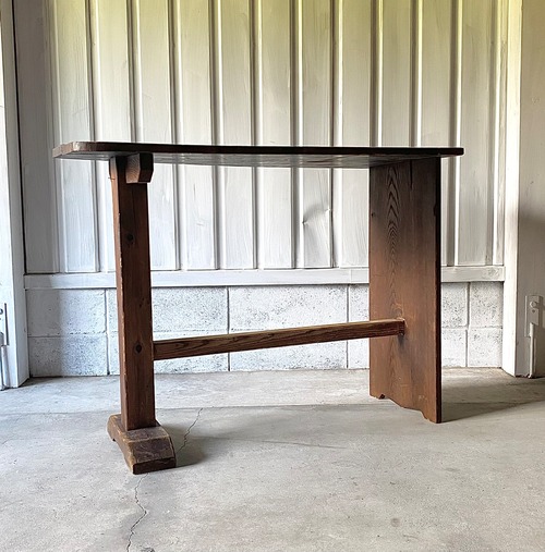 個性的な姿の木製テーブル[古家具]