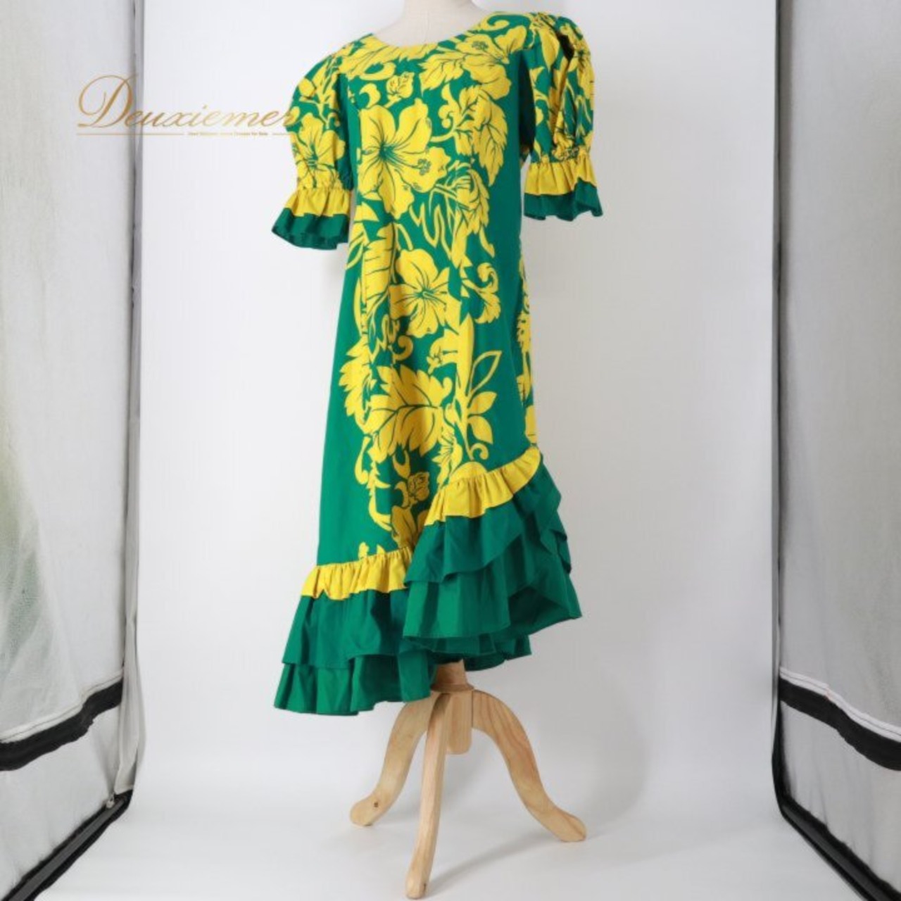 フラダンス 衣装 ワンピース ドレス グリーン系 ムームーファクトリー ハワイ製 T&L MUUMUU FACTORY ハイビスカス柄 モンステラ柄 緑 ハワイアンプリント フリル アロハ フラ ダンス レッスン 練習 黄 ダンス衣装 ハワイアンダンス レディース イエロー系 華やか 鮮やか かわいい おしゃれ タグ フラワー柄 ボタニカル柄 鮮やかデザイン トロピカル柄 グリーン イエロー 配色 ゆったりシルエット マキシ丈 五分袖 フレア裾 フリル裾 ラッフル かぶり ワンピースタイプ