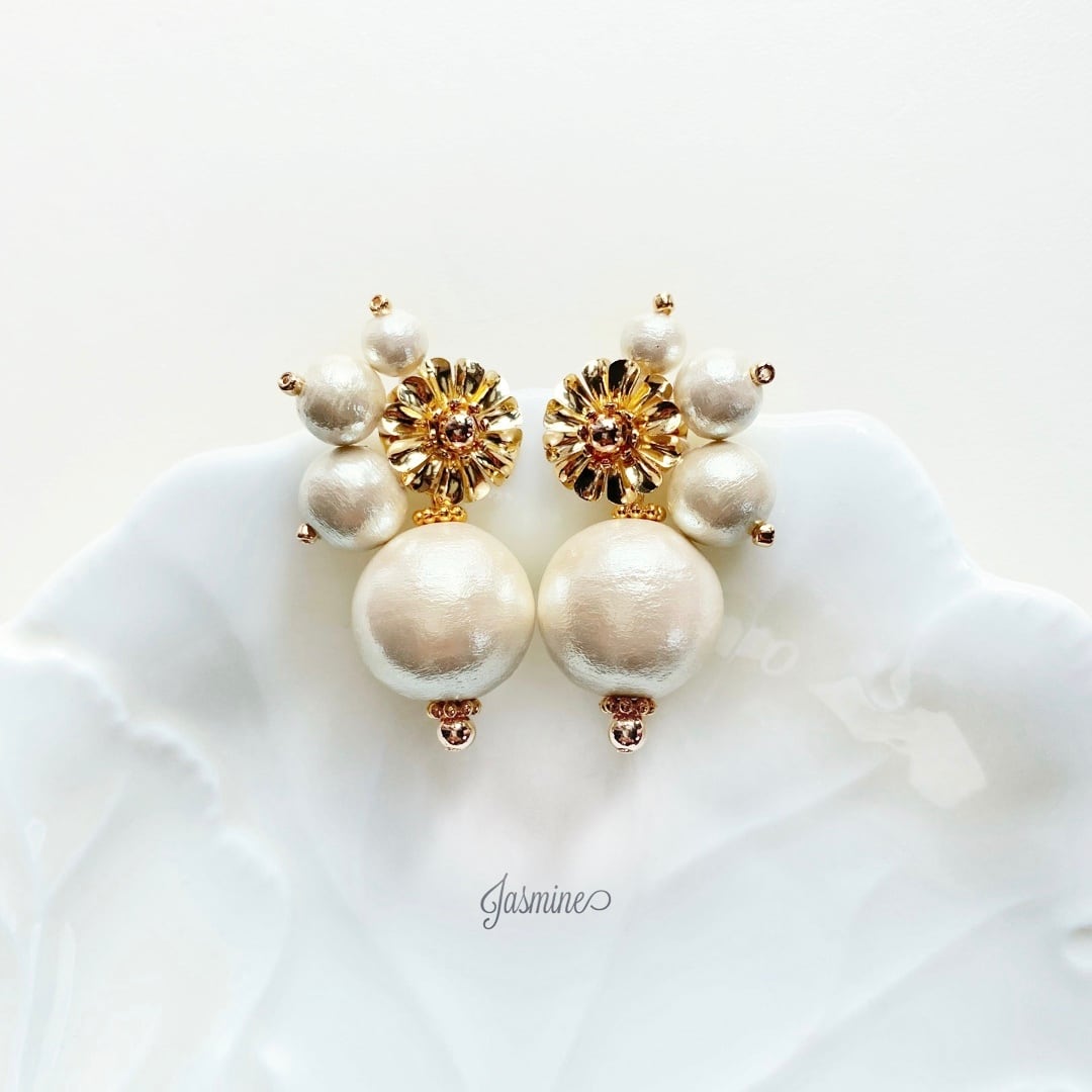 ゴールドフラワー×コットンパール ピアス | Jasmine ハンドメイドアクセサリーショップ powered by BASE