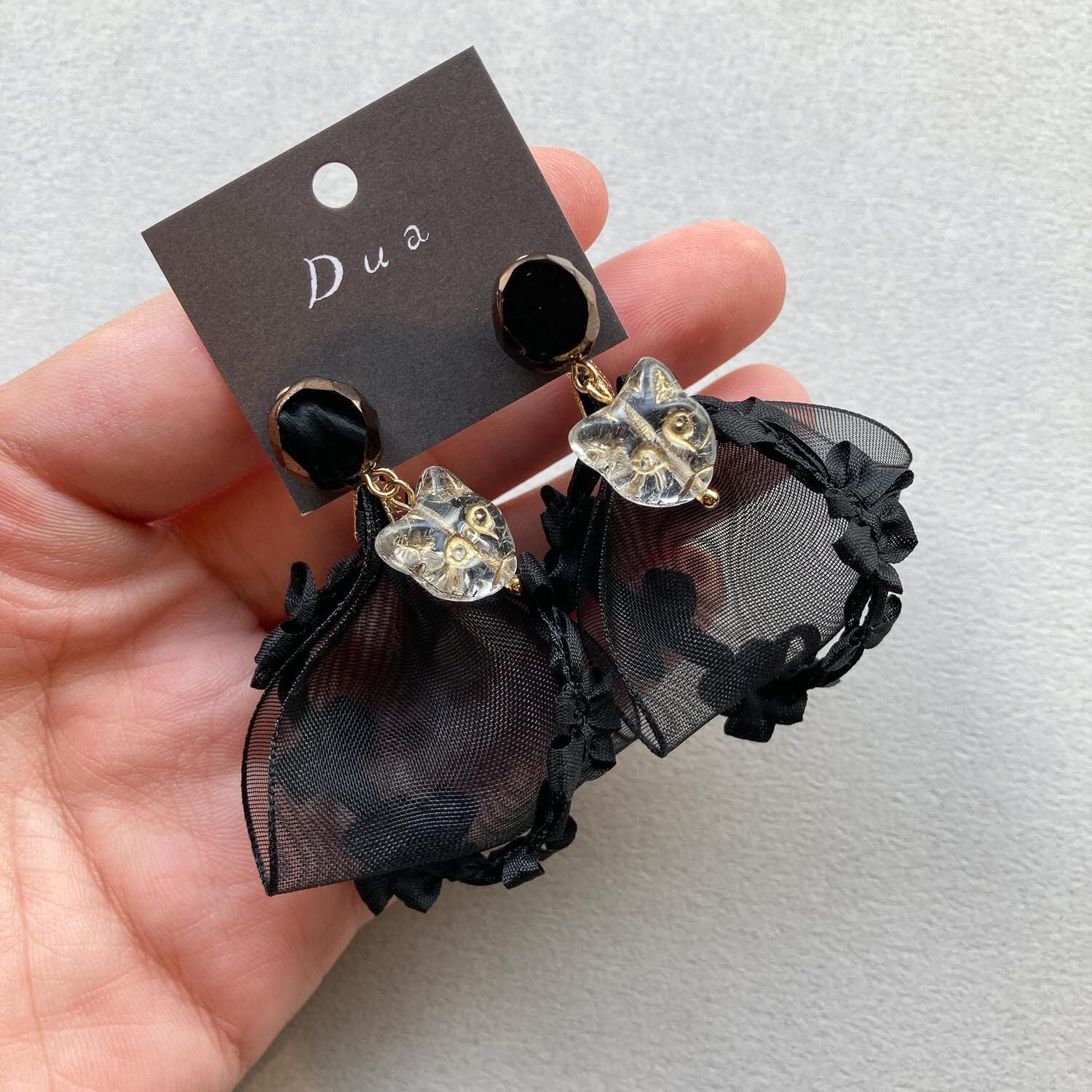 ブラックリボンとクリア猫の〈ピアス/イヤリング〉 | Dua-アクセサリー