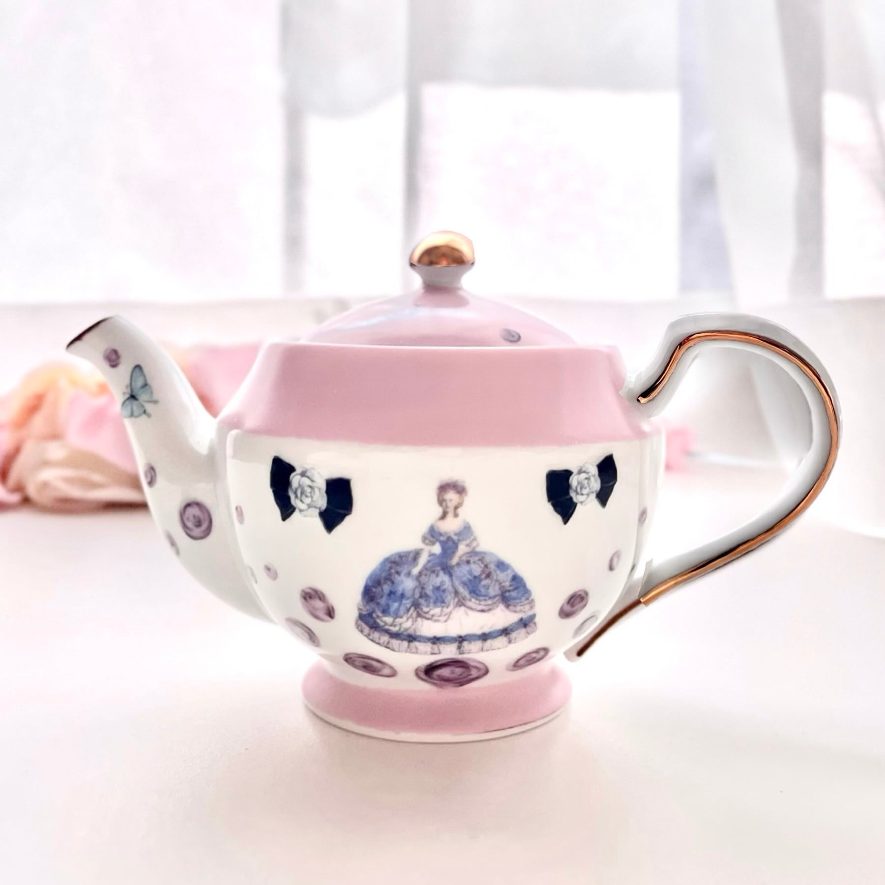 【イニシャル入れ無料】ローズが舞う　マリーアントワネットの桜ピンクのティーポット　陶器　磁器
