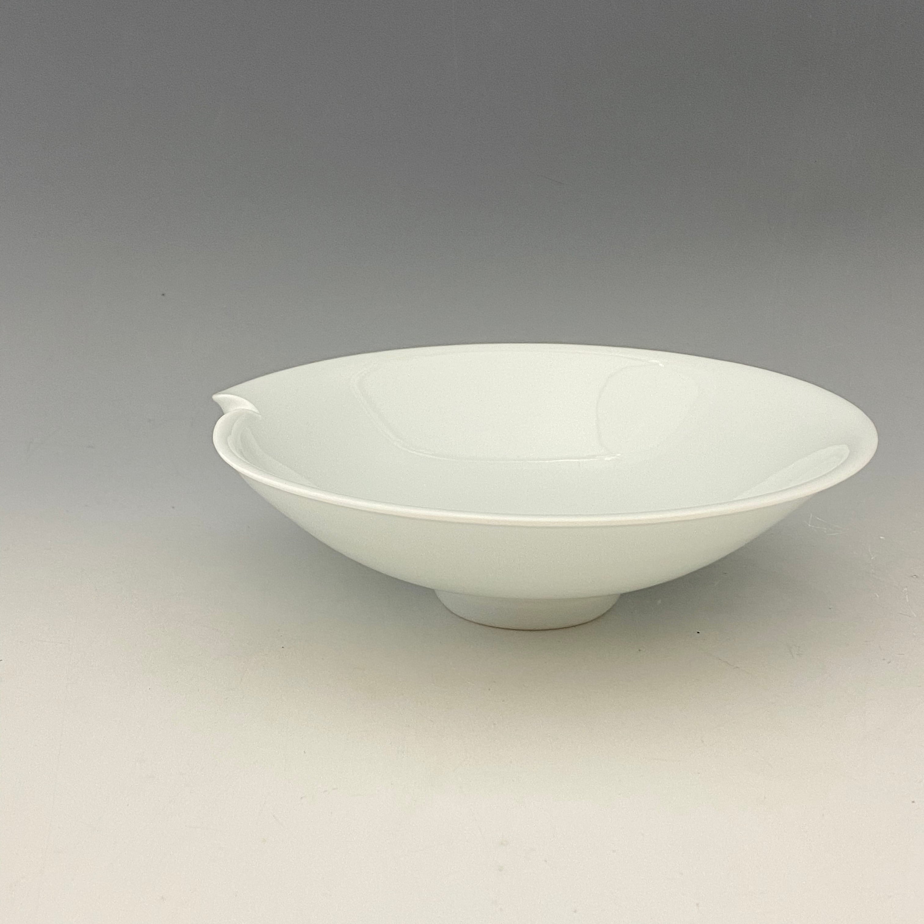 【中尾恭純】白磁の伝統　名窯　伝統工芸会員　中仙窯　中尾恭純作　白磁牡丹彫文　壷 中尾恭純】白磁の伝統 名窯 伝統工芸会員 中仙窯 中尾恭純作