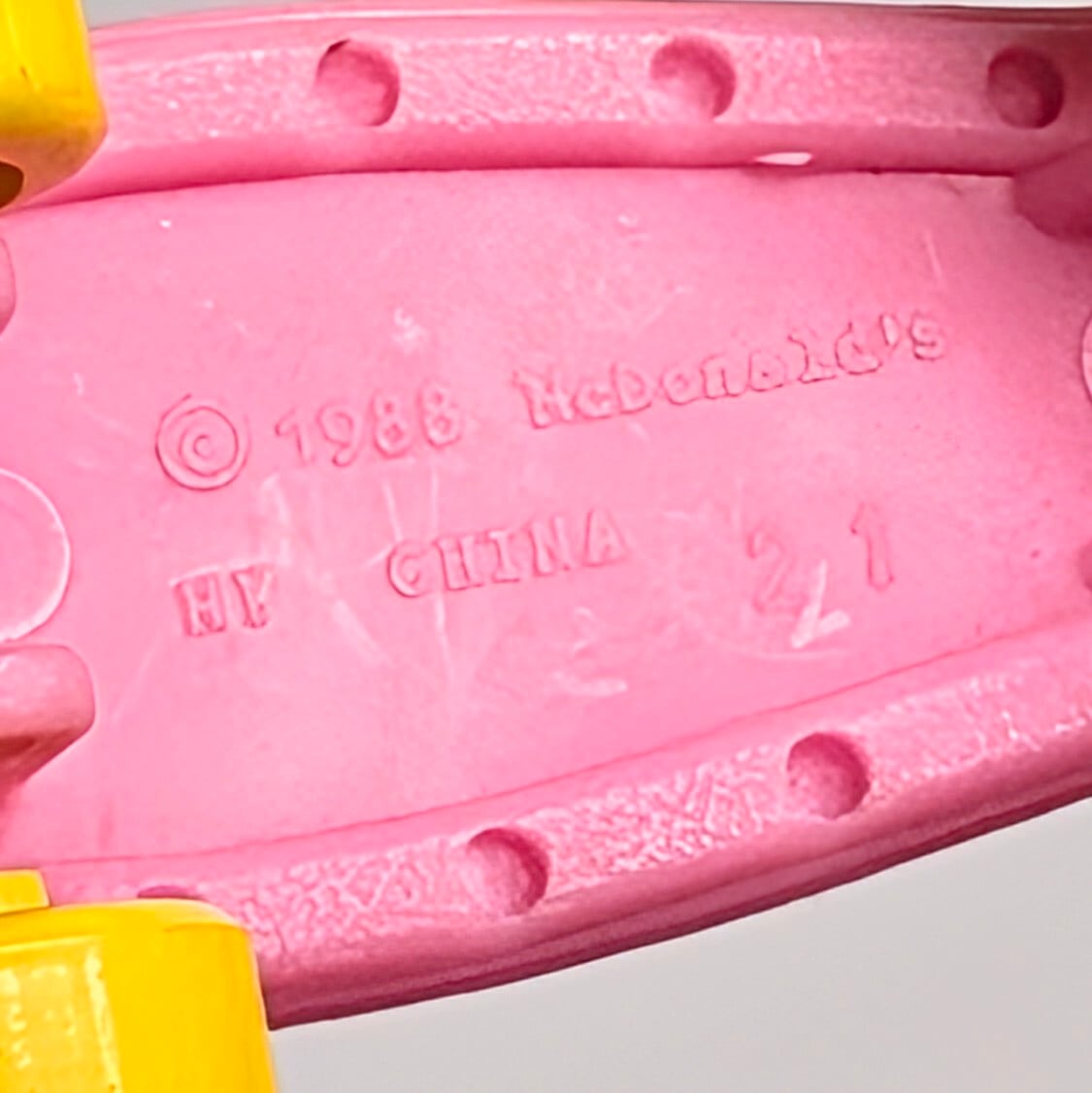 ☆ VINTAGE 1988 ☆【 McDonald's  ( マクドナルド ) 】1988年マクドナルドミールトイ 『 Garfield on Skateboard（ガーフィールド オン スケートボード）』〜メットにアロハシャツでスベるあいつ(笑)〜 / ミールトイ / ハッピーミール 〚アメリカン雑貨 アメトイ〛