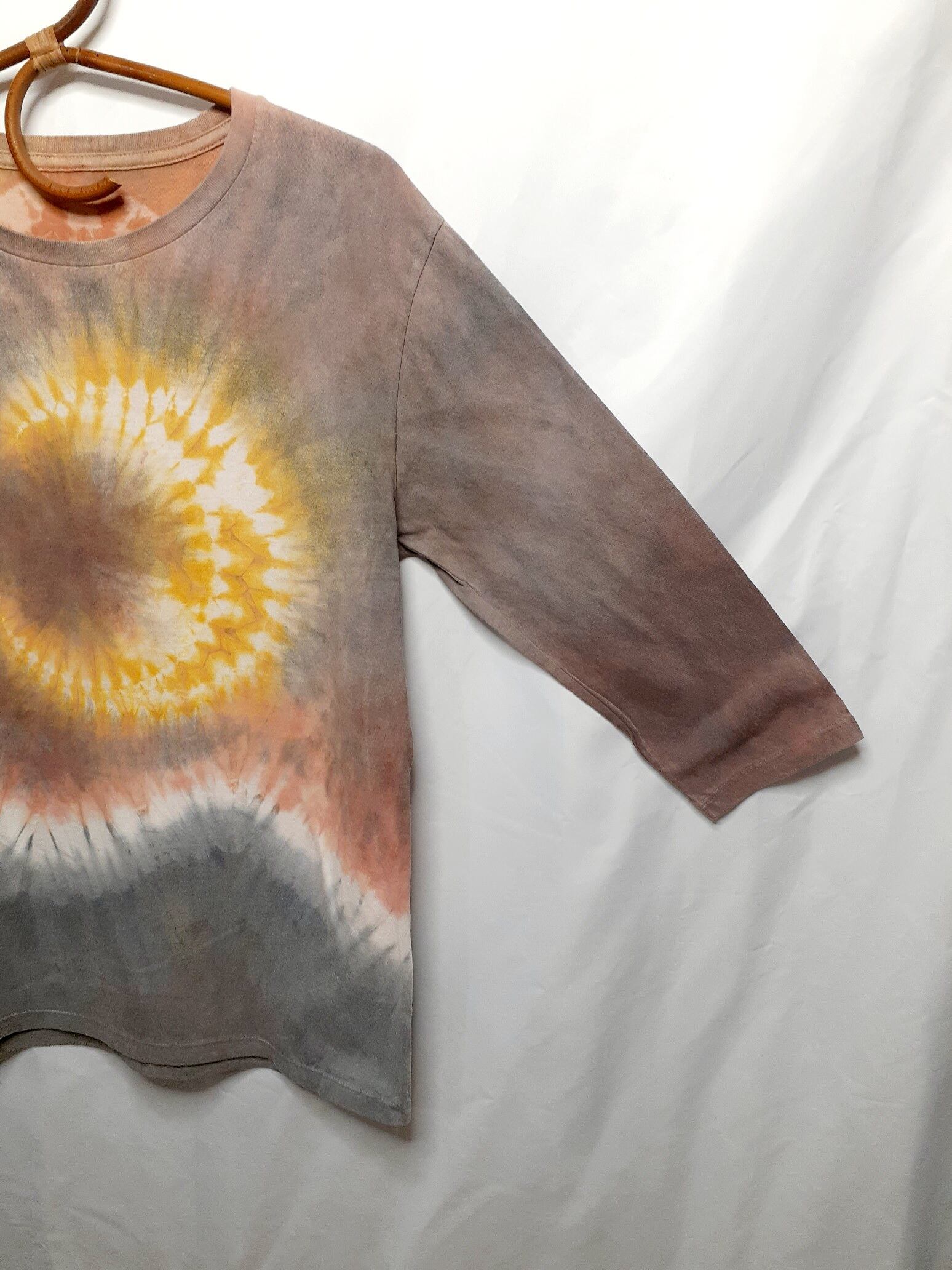 輝く月と山の手染め七分Tシャツ(ベンガラ染め)