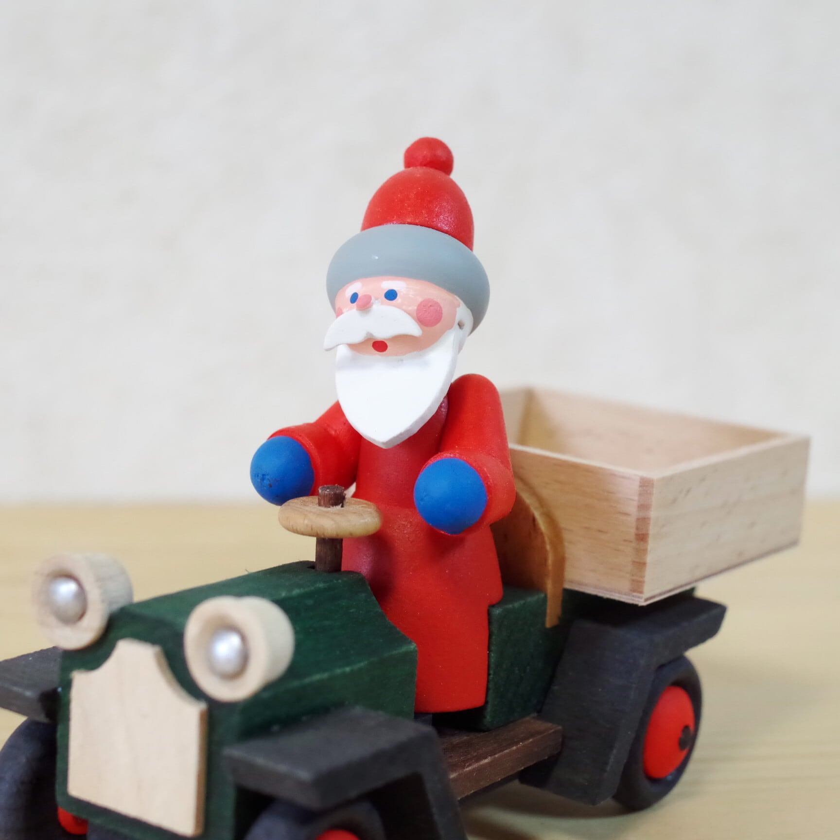 ピエール 車に乗るサンタ | 木のおもちゃ専門店 おもちゃ箱 イカロス