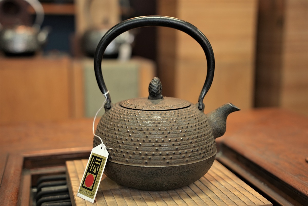 南部鉄器 鉄瓶 丸形小 鱗霰 1.1L 松鹿堂 伝統工芸士 菊池真吾作 | 1848 