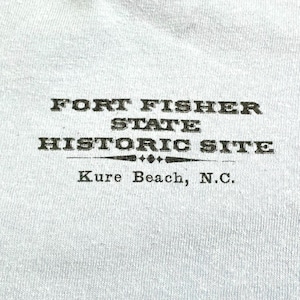 【GILDAN】FORT FISHER STATE BLACKBEARD ワンポイントロゴ Tシャツ バックプリント 歴史地区 海賊 黒髭 スカイブルー 半袖 us古着