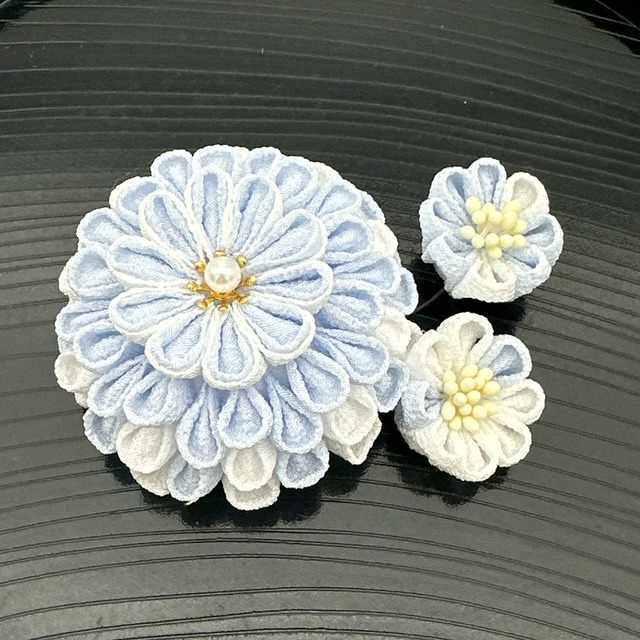つまみ細工　かんざしコーム　水色丸花（大花１、小花２）