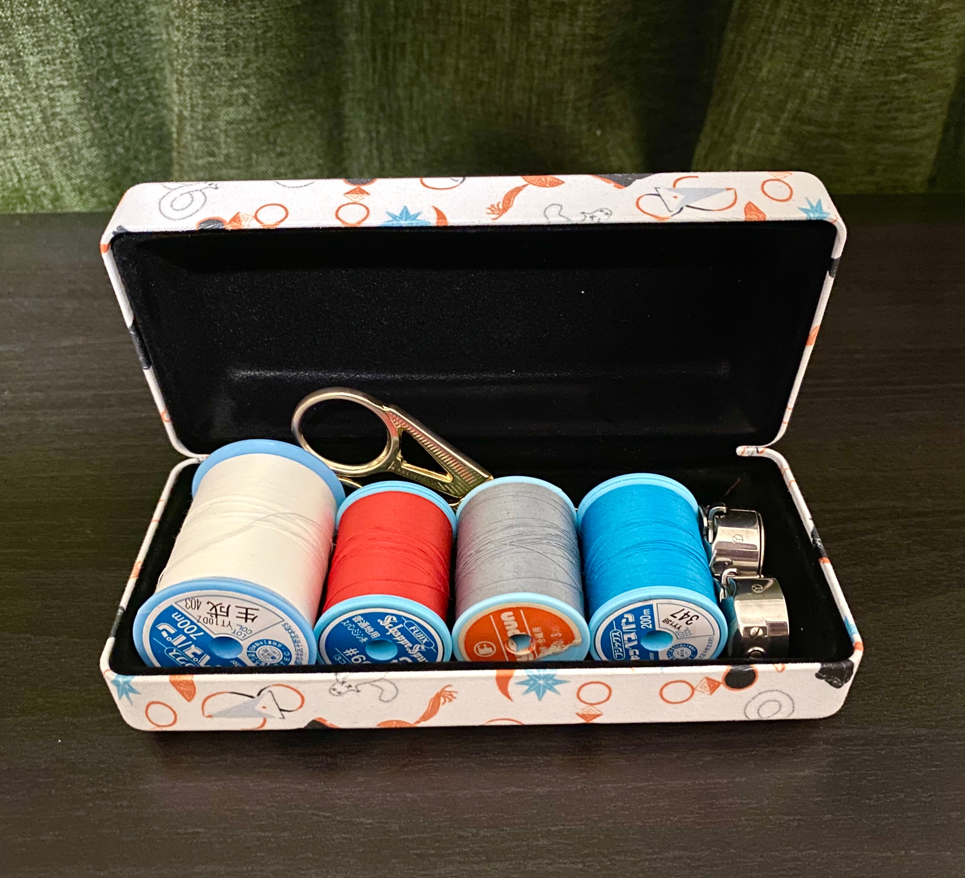 とんがり帽子のアトリエ×黒ねこ意匠〉メガネケース | RE:SHAZAM®︎