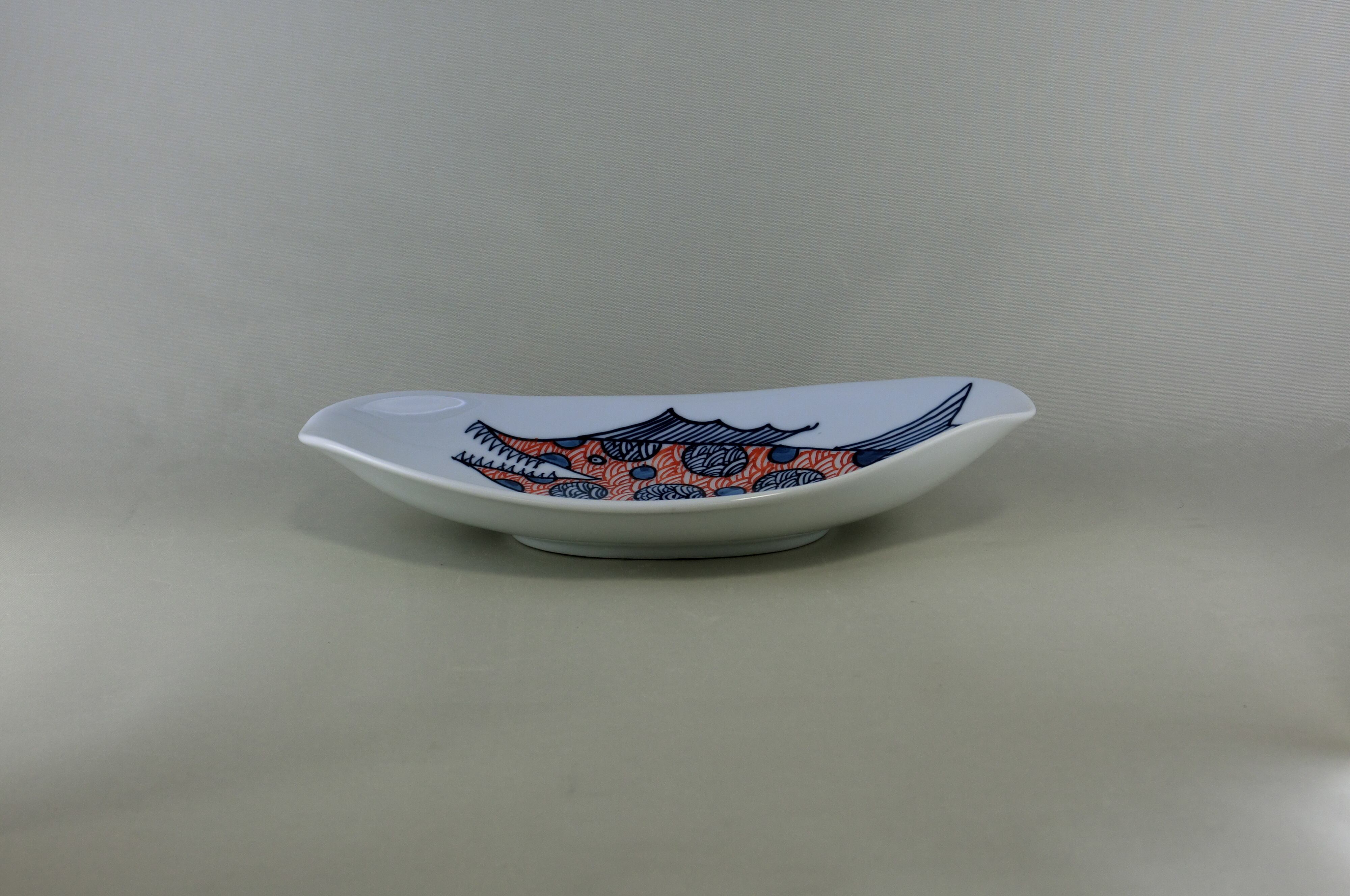 変魚シリーズ　楕円皿　（赤）足有り