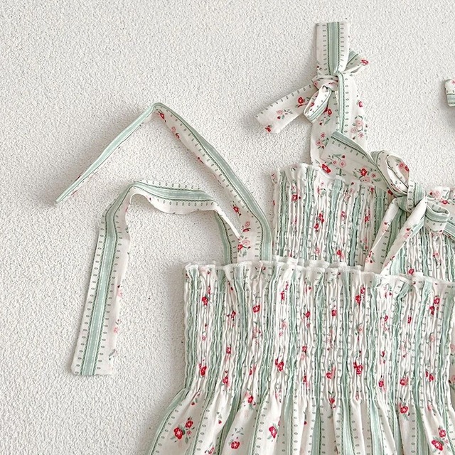 【取寄】着回しも楽しめるカントリー風な花柄ロンパース