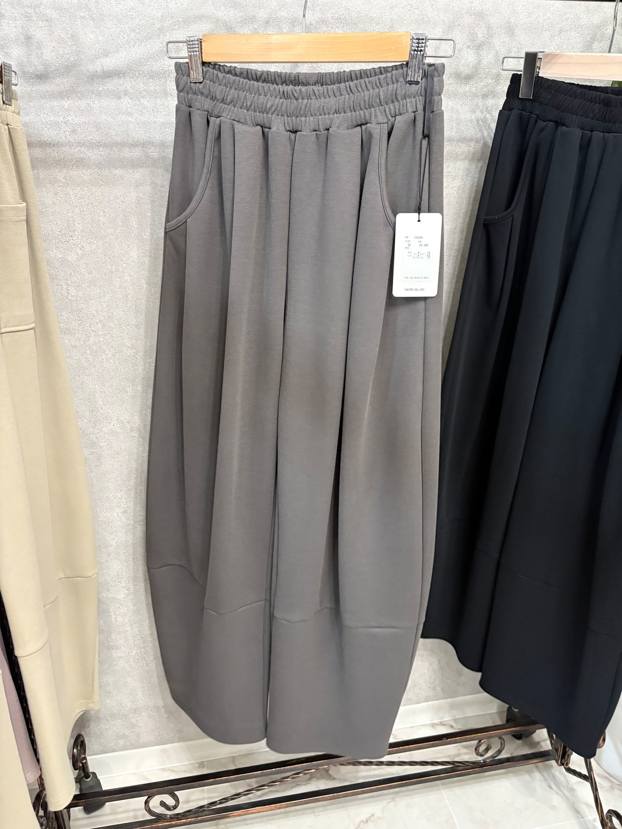LUGIVA ポンチ　カーブパンツ　102409