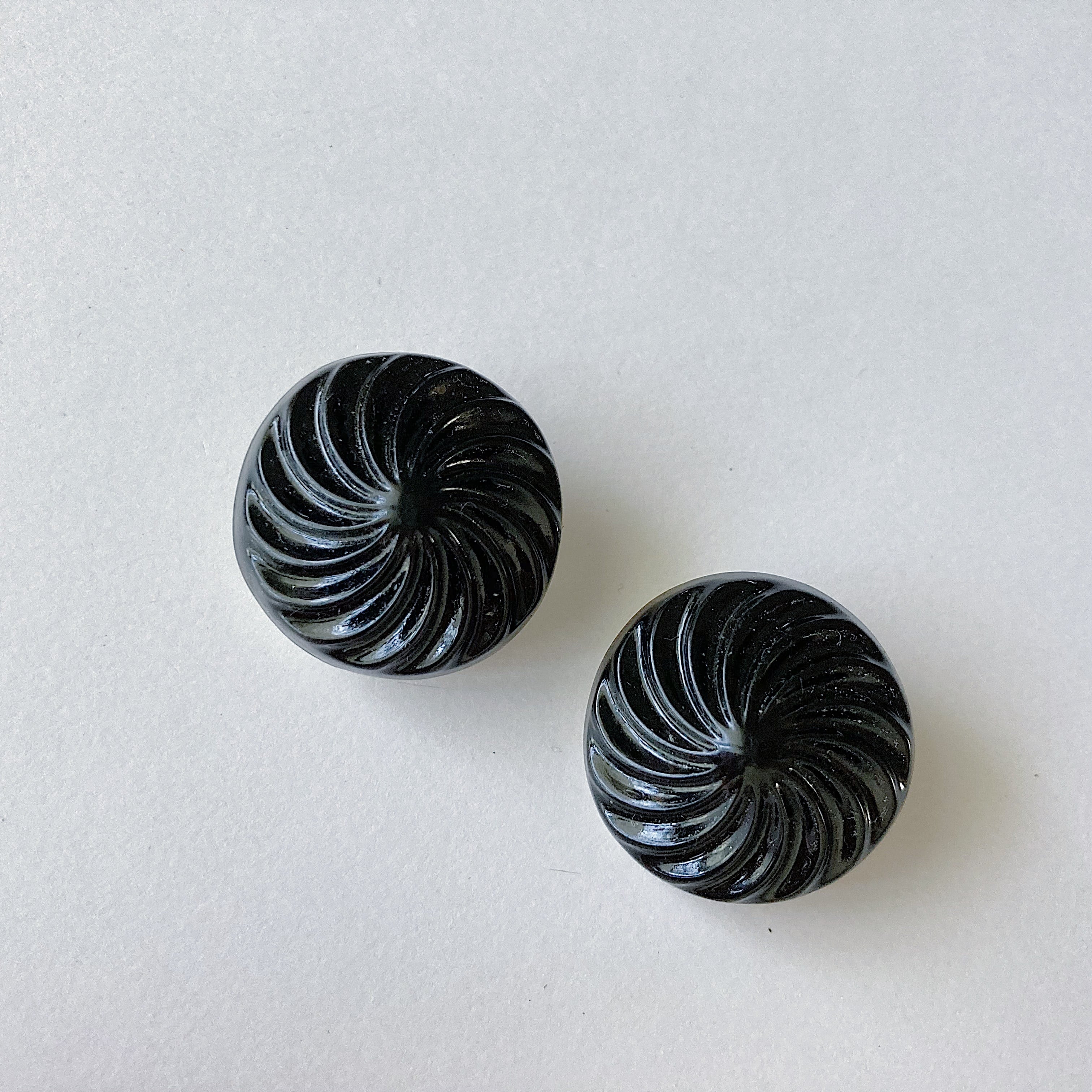 Vintage 80s black plastic circle earrings ヴィンテージ　80年代　ブラック　プラスチック　丸型　イヤリング