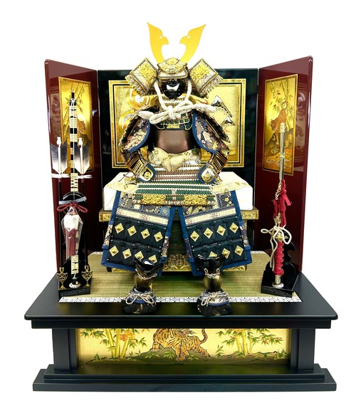 8号 834 緑紫白威 鎧 屏風 弓太刀 飾り台 付き 五月人形 兜飾り コンパクト 端午の節句 初節句 お祝い こどもの日 海外へのお土産 こだわりの兜 日本文化 日本伝統 日本土産 菖蒲の節句 節句飾り かぶと 虎 龍 竜 伝統工芸