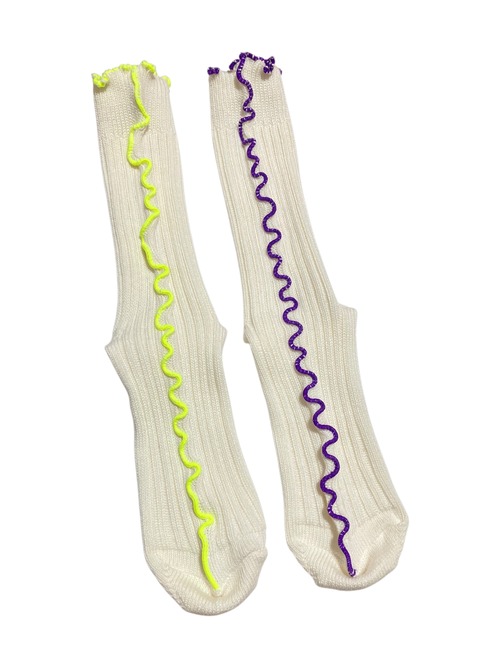 【solmu×HITOTSUDAKE】2mellow loose socks（ホワイト）ネオンレッド×solmuブルー