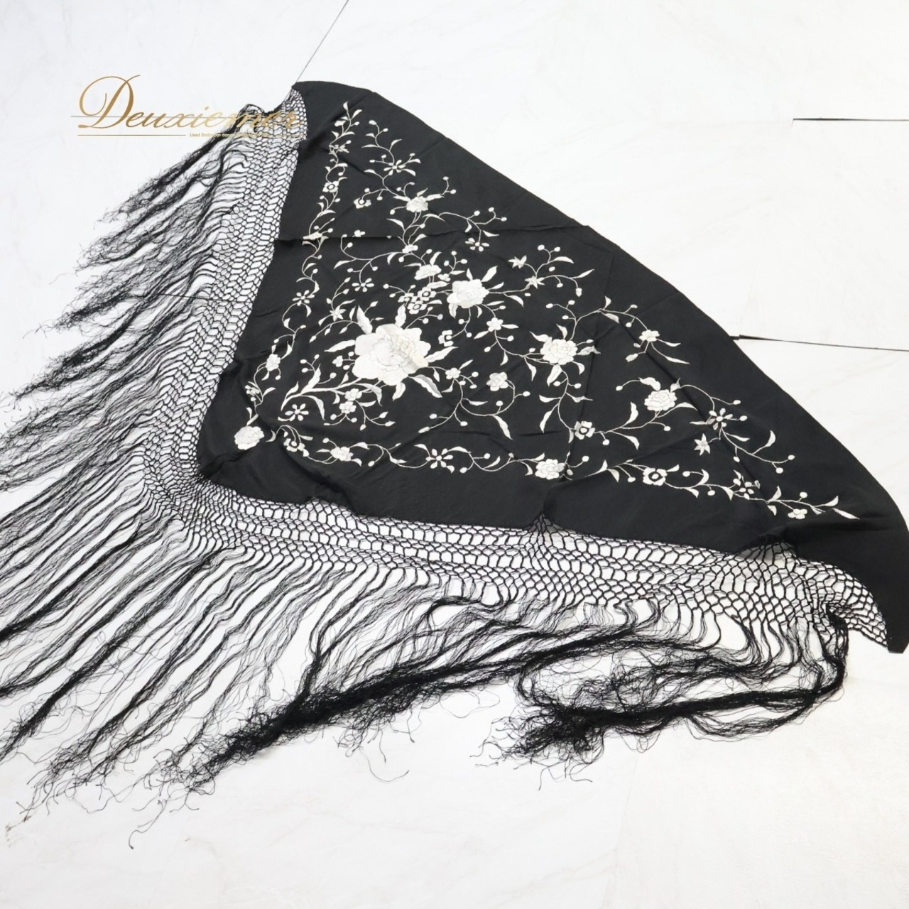 【フラメンコ衣装】ブラック マントン シージョ フレコ 黒 シルバー 刺繍 トライアングル 三角形 フリンジ 軽い 薄い 花柄