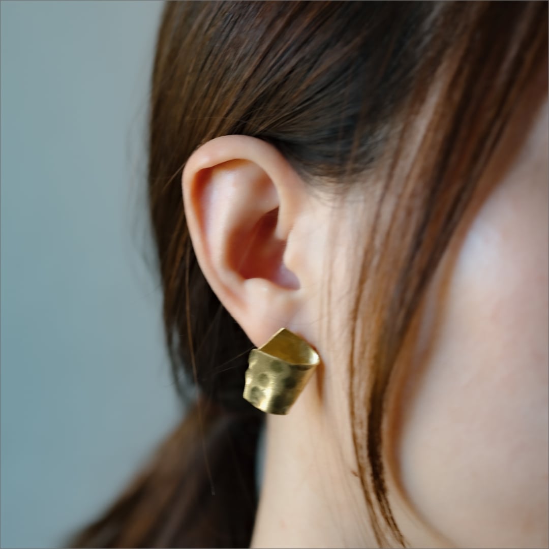 スタッドピアス｜hanbunco 槌目仕上げ 〈無垢真鍮〉 | Sorelle .