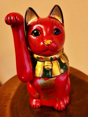 帝国ホテルプラザ東京「花道」記念　限定招き猫　大正猫　(赤・小) 「無敵・良くなるよくなる」