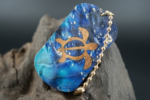 【カナダの象徴】ハードメープル 瘤杢 スタビライズウッド ドッグタグ 木象嵌 浅瀬で泳ぐウミガメ