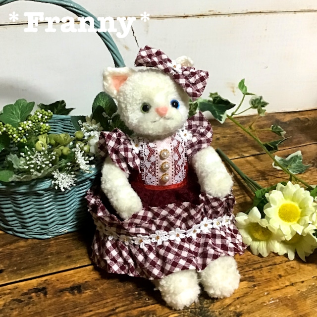 【毛糸の猫】ネコの女の子（チェックドレス・赤系）