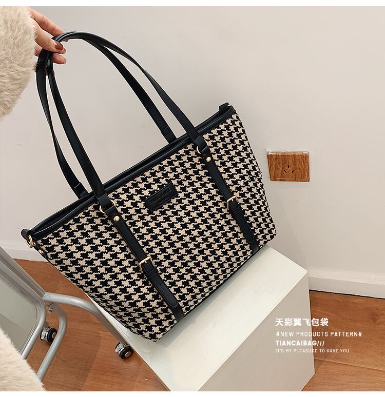 、シンプルで大容量のバッグ、レディースバッグ、2020年秋冬の新しい流行のファッションオールマッチショルダーバッグ、ネットレッドトートバッグ Tiancai_Wing_Bag21253909017