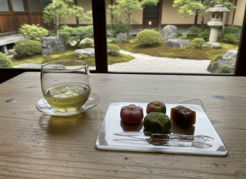 ⑩-17【ありそうでない商品】湯呑み・お皿（茶托）・和菓子プレート（お皿）セット　耐熱ガラス製　１人用　贅沢な時間　食洗器OK　【全国一律送料無料(※北海道・沖縄を除く)】