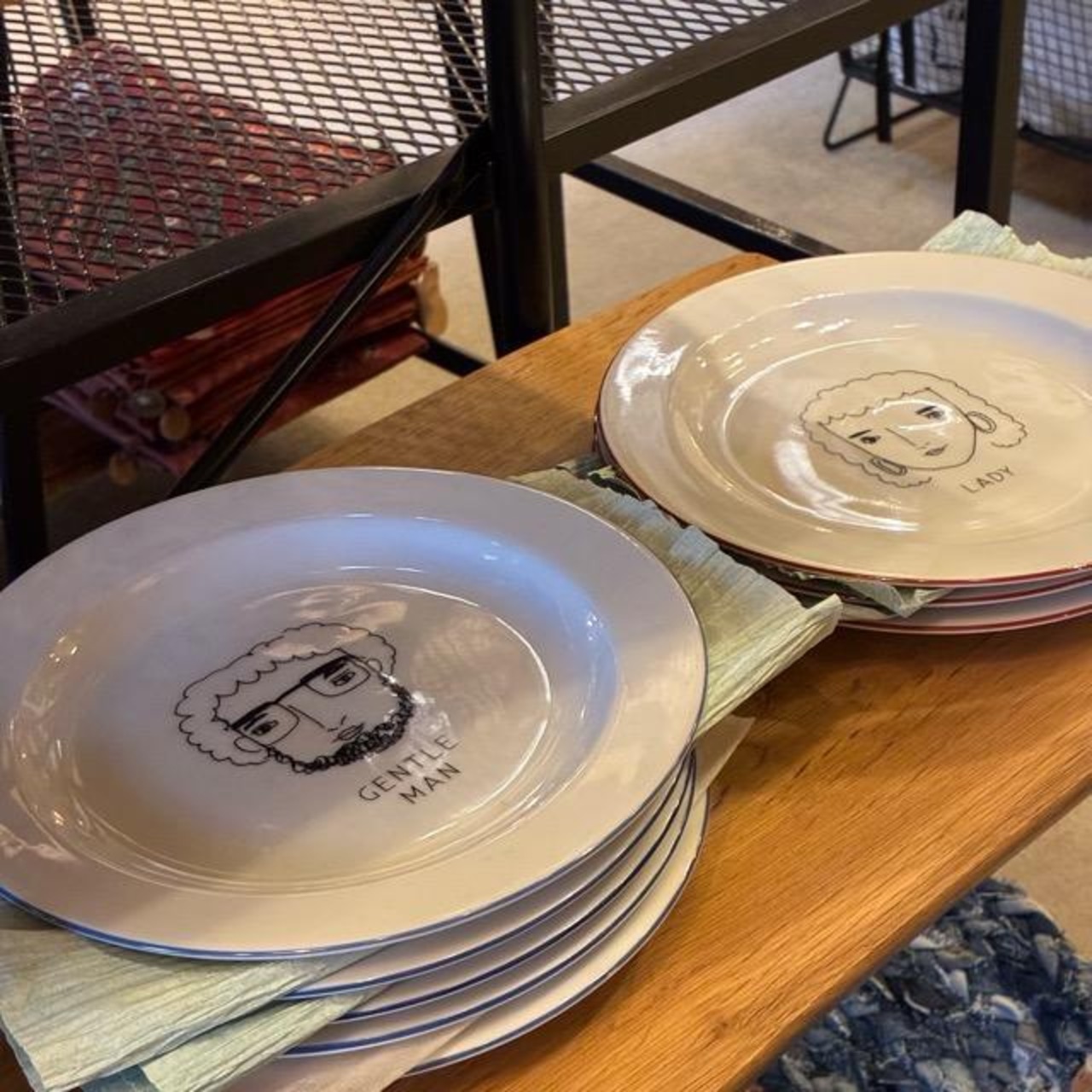 Mino Ennui Plate M, 2 Types: Gentle Man and Lady. Available in two varieties. Suitable for Japanese and Western cuisine. Microwave and dishwasher safe.