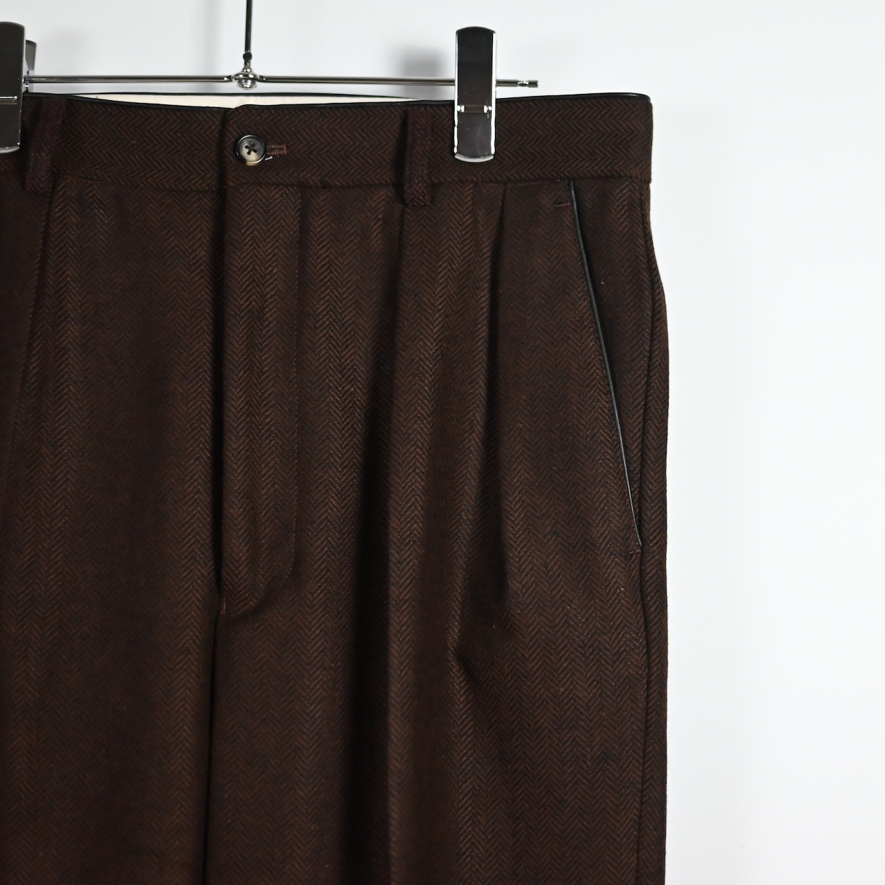 INTERIM / INDIA WOOL CLASSIC HERRINGBONE WITH LEATHER PIPING 2-TUCK STRAIGHT SLACKS