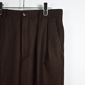 INTERIM / INDIA WOOL CLASSIC HERRINGBONE WITH LEATHER PIPING 2-TUCK STRAIGHT SLACKS