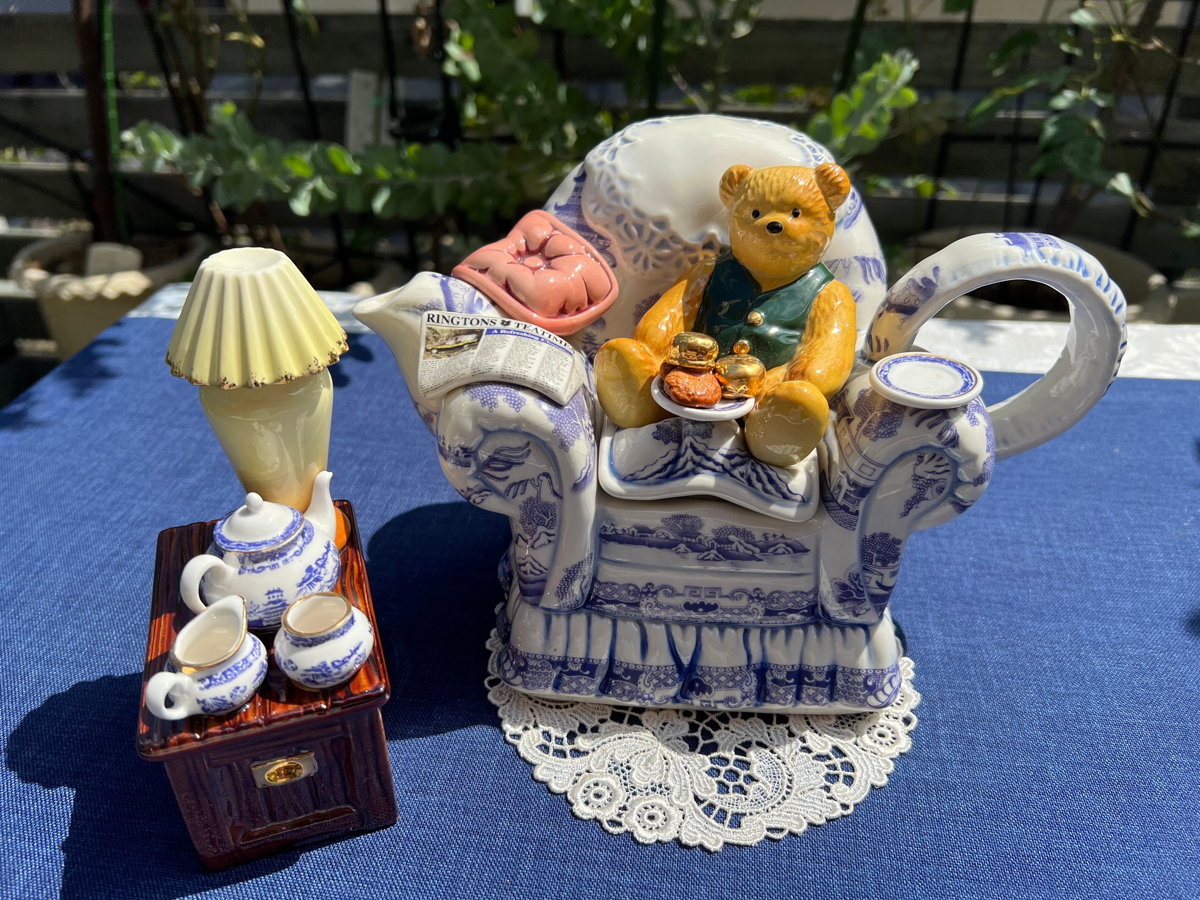 LINGTON社　Paul Cardew コレクタブルティーポット　ブルーウイローソファとテディベア
