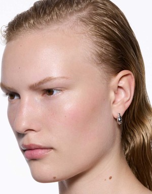 MARIA BLACK マリア・ブラック/ ピアス / Robe Huggie Pierced Earring - Silver