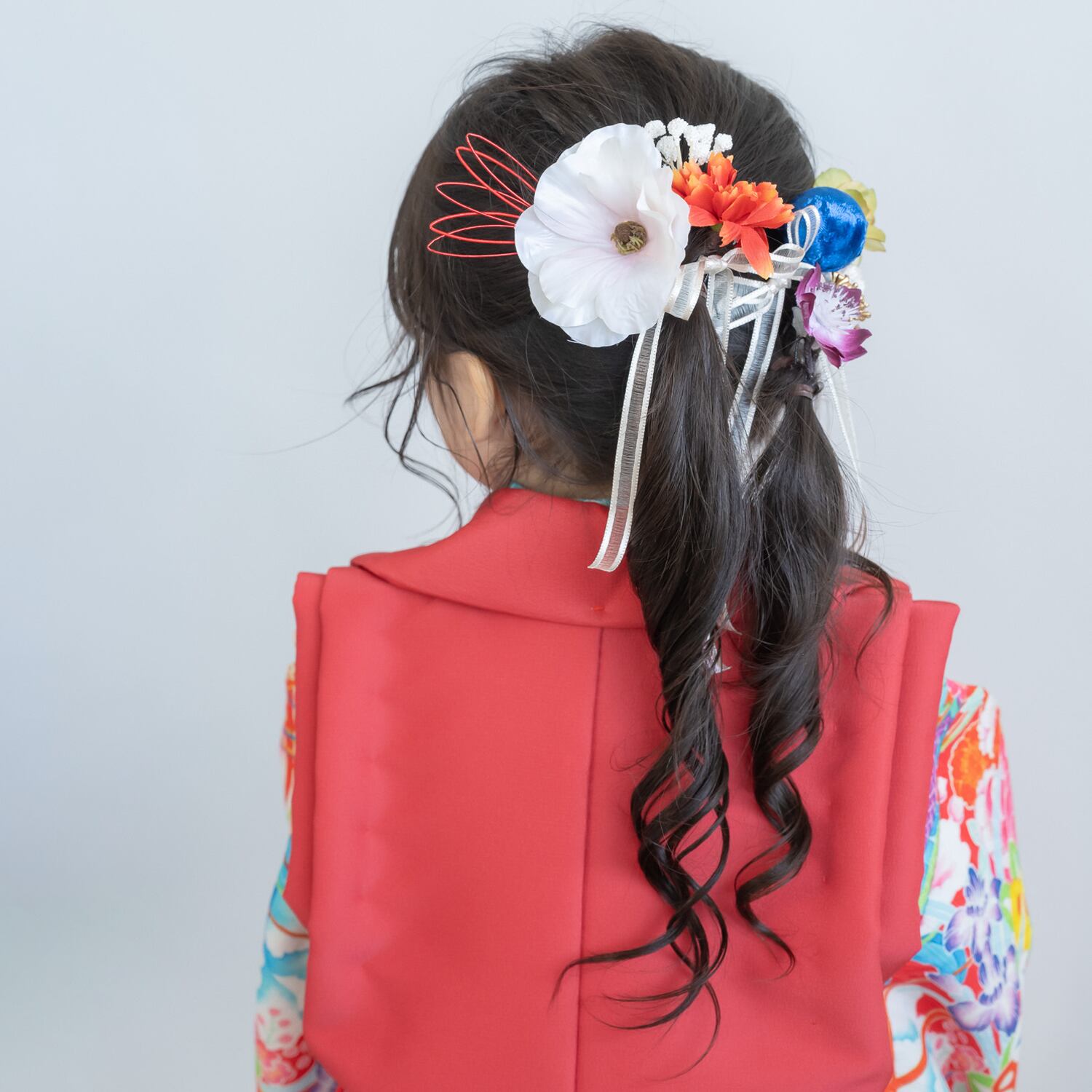 【七五三3歳/7歳リボン髪飾りV】ドライフラワー風ヘッドドレス赤/白/青/人気の髪型ツインテールヘアアレンジ/卒園式/ハーフ成人式振袖/小学生女の子卒業式袴/ジュニア袴/お祝いギフトにもぴったりの全商品プレゼントラッピング発送＊代々木/新宿ハーフ成人式袴着付け着物レンタルらふりじー