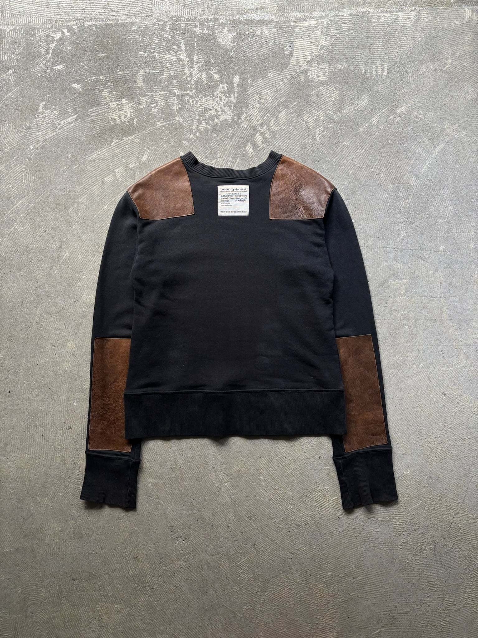 90s “beauty:beast” Lleather Patch Sweatshirt | HITOCHIGAI ＆ RΣbiЯth