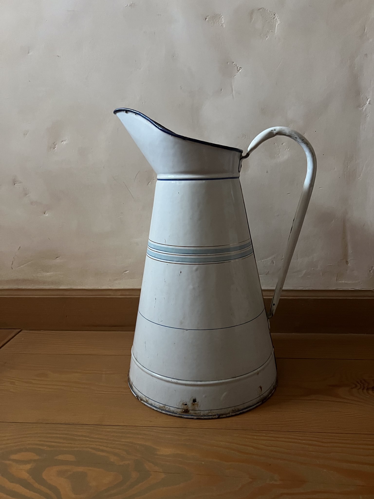 白地にブルーのラインが爽やかな大きめのホーロー製ジャグ フランスアンティーク ヴィンテージ