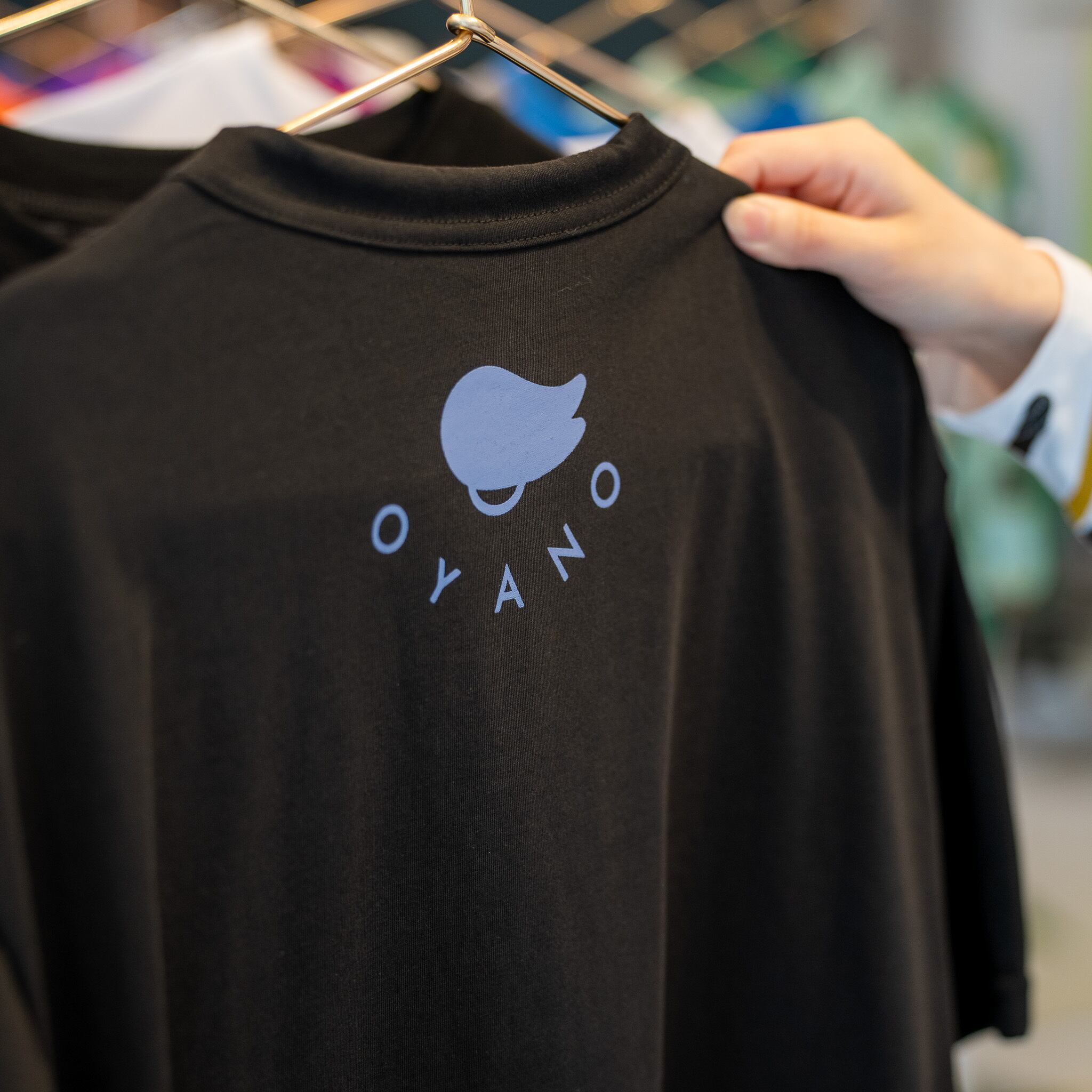 OYANO】Aska：Big Tonny Glassy T-shirt Black | NyucoDeco [にゅこで