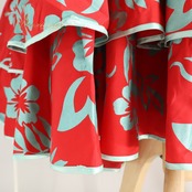 フラダンス 衣装 FANCY DRESS ファンシードレス ワンピース ドレス レッド系 ハイビスカス柄 花柄 植物柄 フリル ハワイアンプリント ハワイアン アロハ フラ ダンス レッスン 練習 ハワイアンダンス サテン 光沢感 赤 黄緑 グリーン系 華やか 鮮やか かわいい おしゃれ 上品