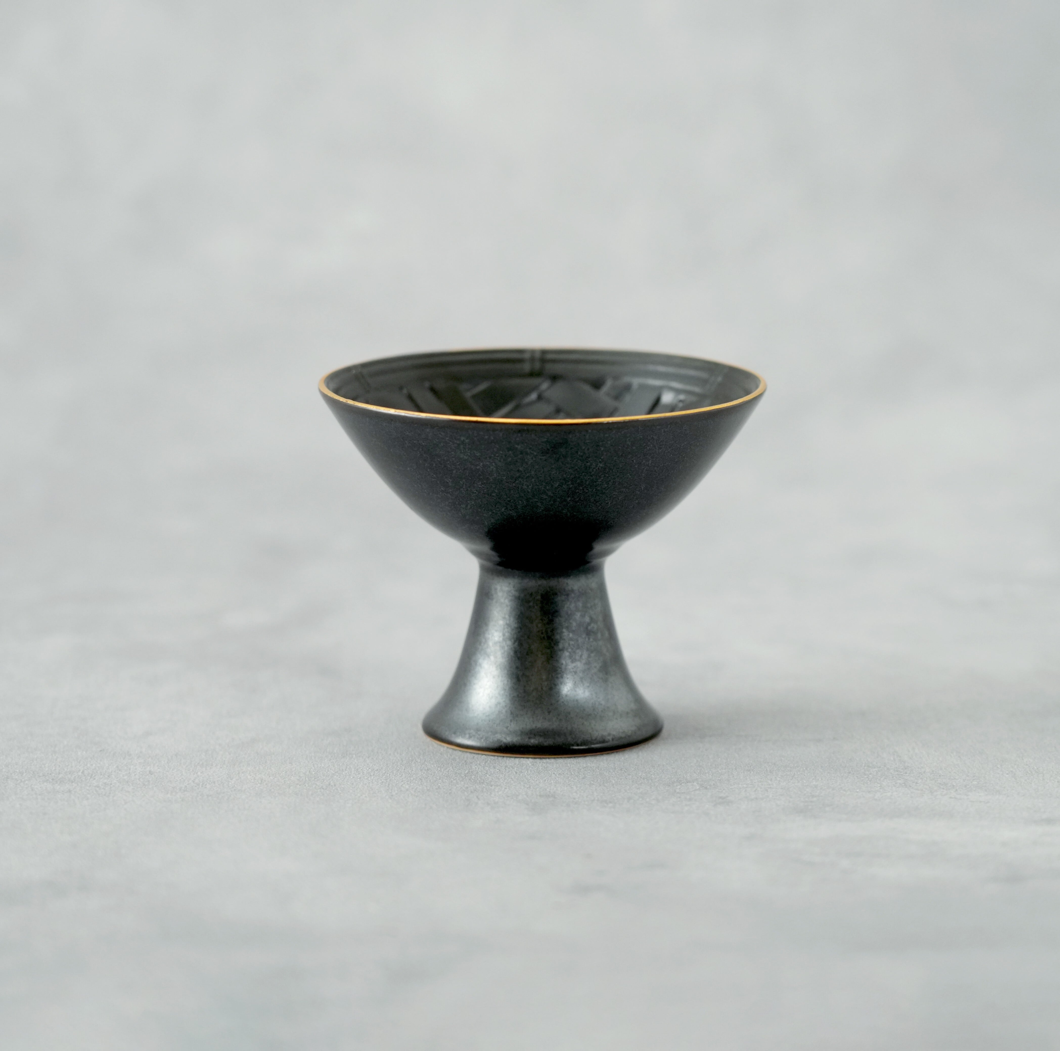 黒縁金 かご彫り高台小鉢 | 有田焼窯元 貝山窯