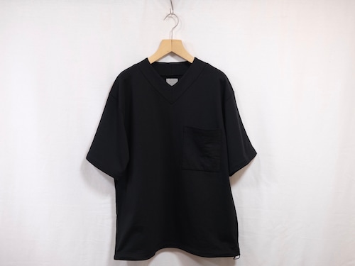 CURLY” SUVIN GIZA V NECK H/S SWEAT BLACK”