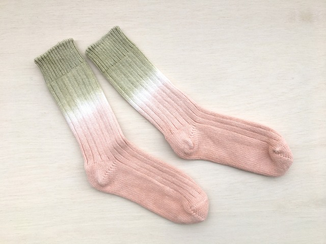 土と植物の靴下(yamatsumiwatatsumi)　グリーン×ピンク